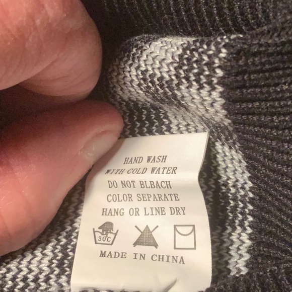 Checkered Black and White Cropped Sweater - Picture 5 of 5